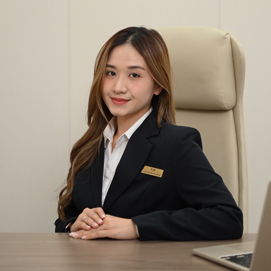 นางสาวพลอยไพลิน อยู่ยืน